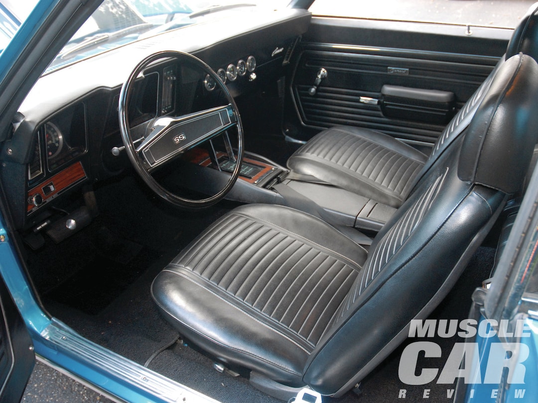 1969-chevrolet-camaro-SS-427-Dick-Harrell-front-seats.jpg