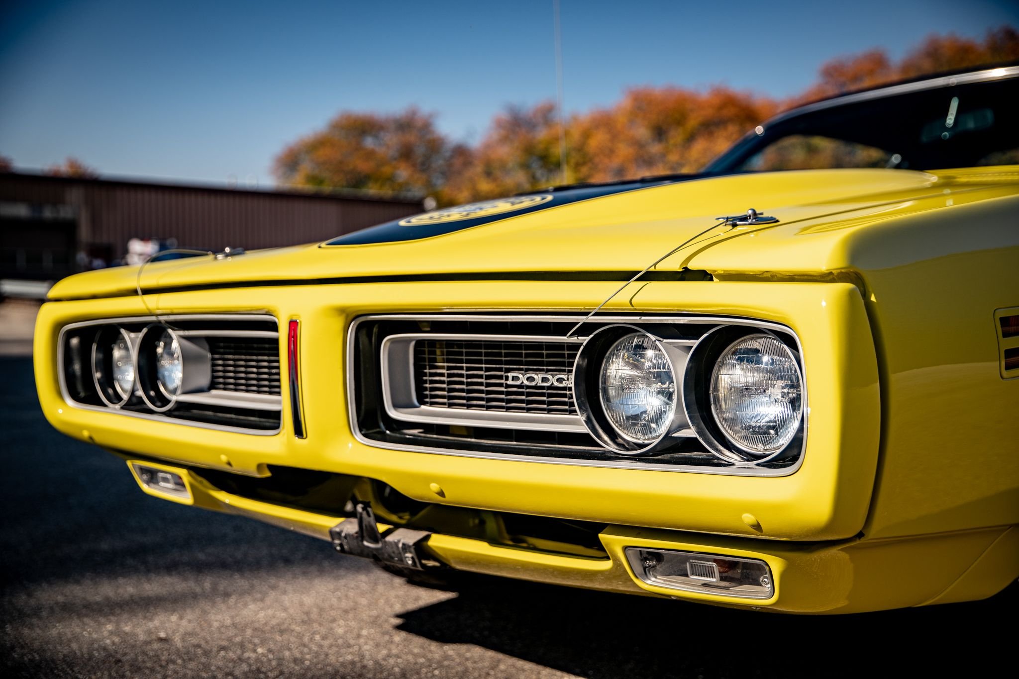 1971-dodge-charger-super-bee-hides-iconic-426-hemi-v8-under-citron-yella-hood_2.jpg