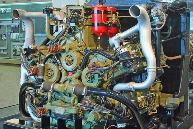 1engine4 1940 Chrysler tank engine.JPG