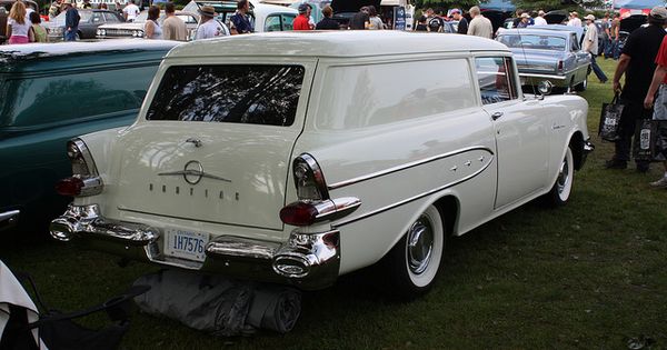 1sd  1957 Pontiac Sedan Delivery (Canadian)2.jpg