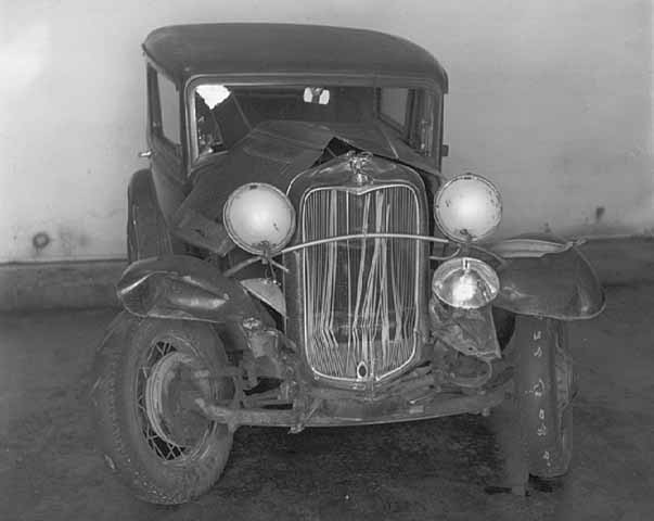 \'32 Ford Tudor wreck - 1935.jpg