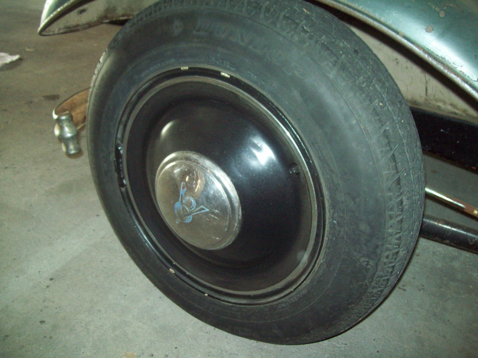 32 hubcap 002.JPG
