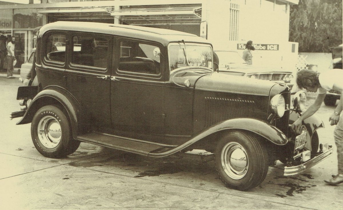 32 Sedan 1975 Nats.jpg