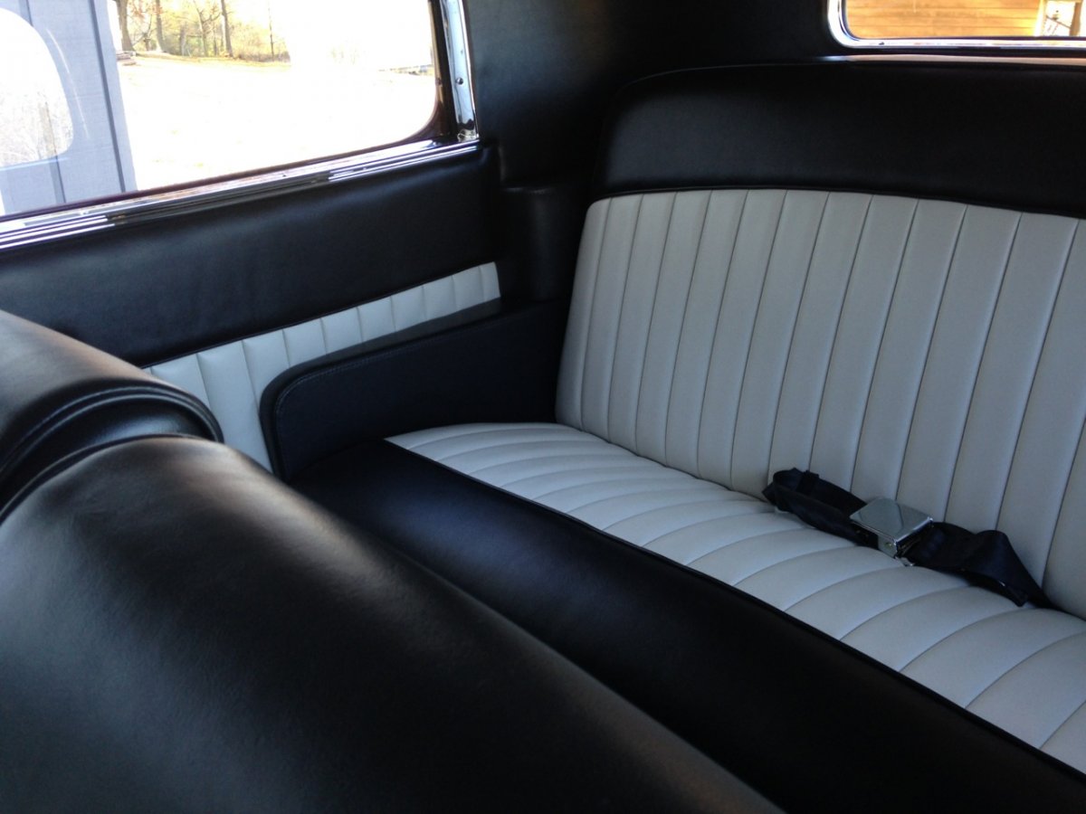 32 sedan interior - rear seat.jpg