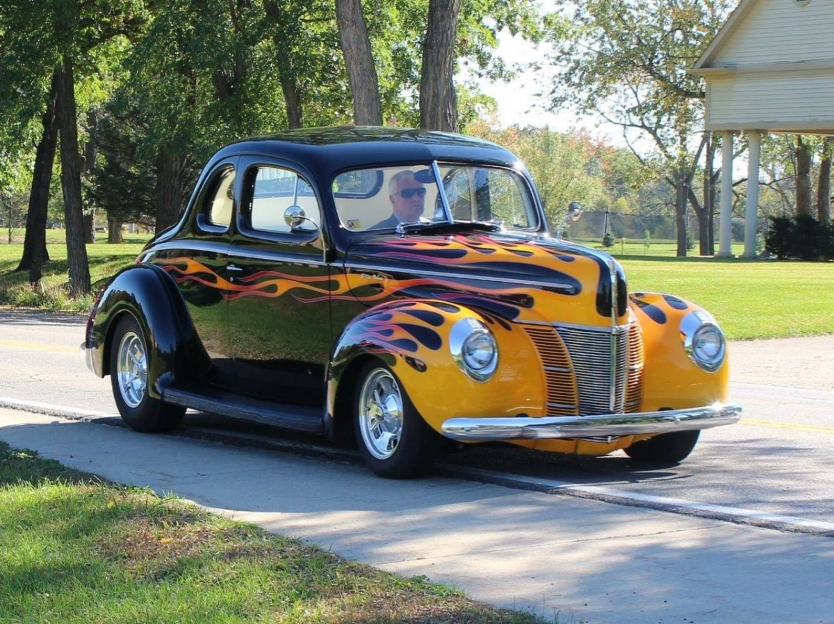 40 Ford Coupe Flames and White 91801.jpg