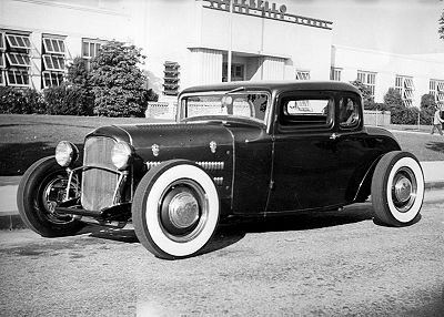 400px-Lynn-yakel-1932-ford-5-window-coupe.jpg