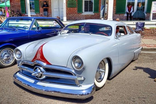 49 FORD LIGHT BLUE RED SCALLOP.jpg