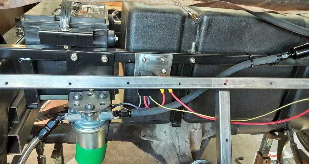 505 051521 Fuel lines installed to and from fuel pump.jpg