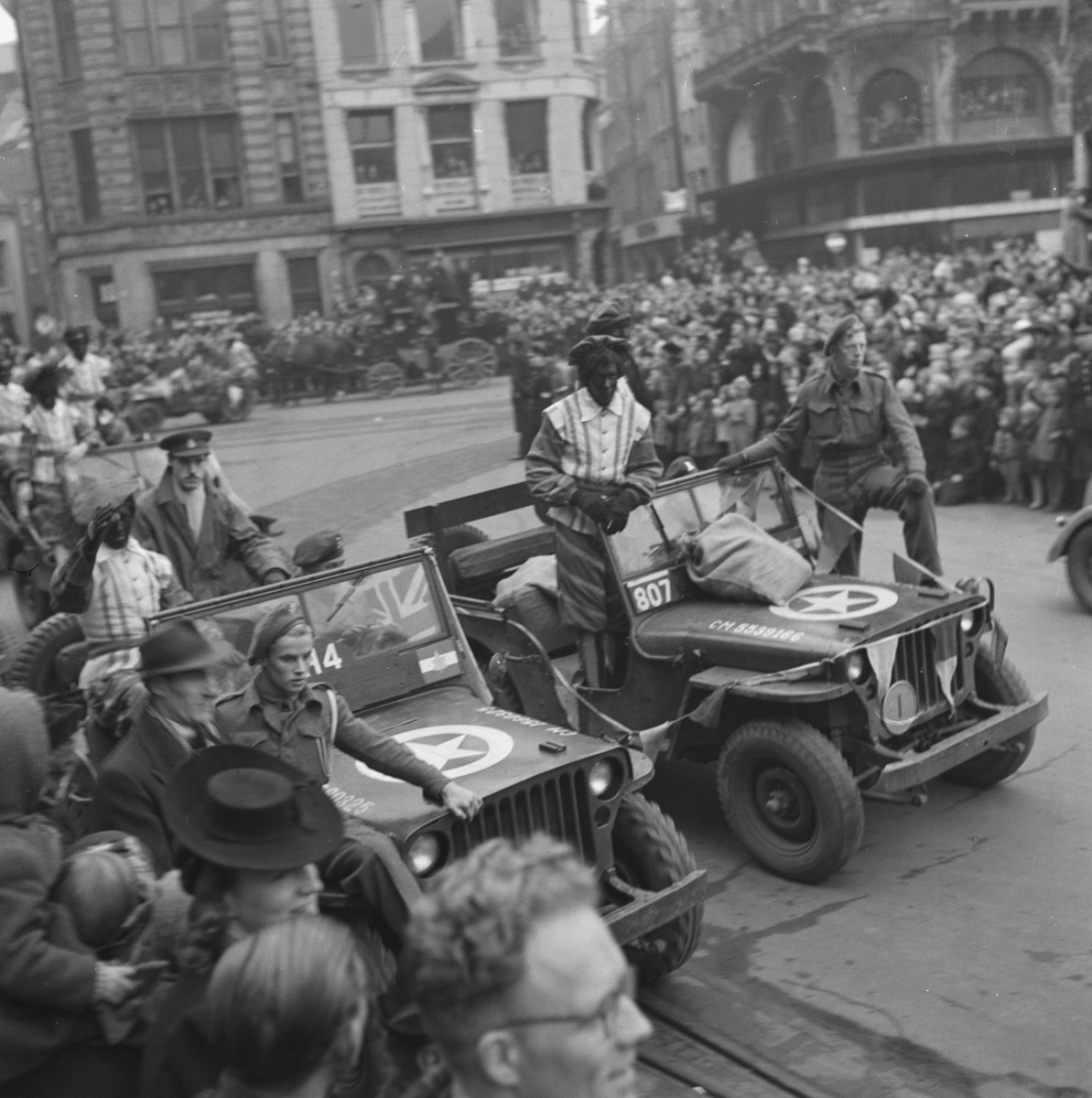 5a1d69f96577d_nationaal_archief,_Koos_Raukamp,_sinterklaasintocht_amsterdam_1945.jpg