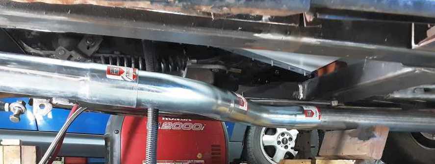 695 112721 Exhaust pipes routed to center.jpg