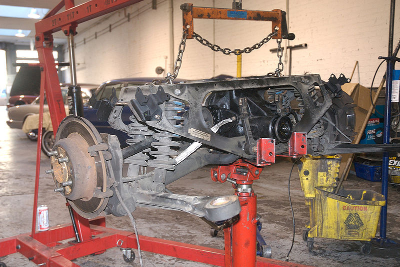 800px-1995_Jaguar_XJS_rear_subframe.jpg