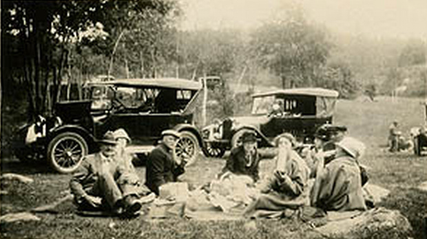 A splendid picnic lunch in the country - 1920s.jpg