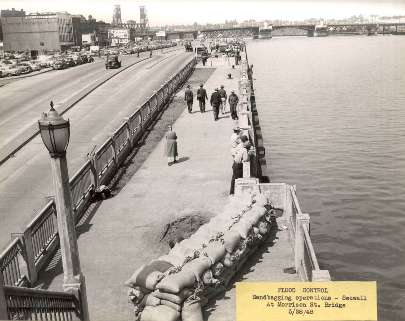 a1999-004-1024-flood-control-sandbagging-operations-at-seawall-and-morrison-bridge-1948.jpg