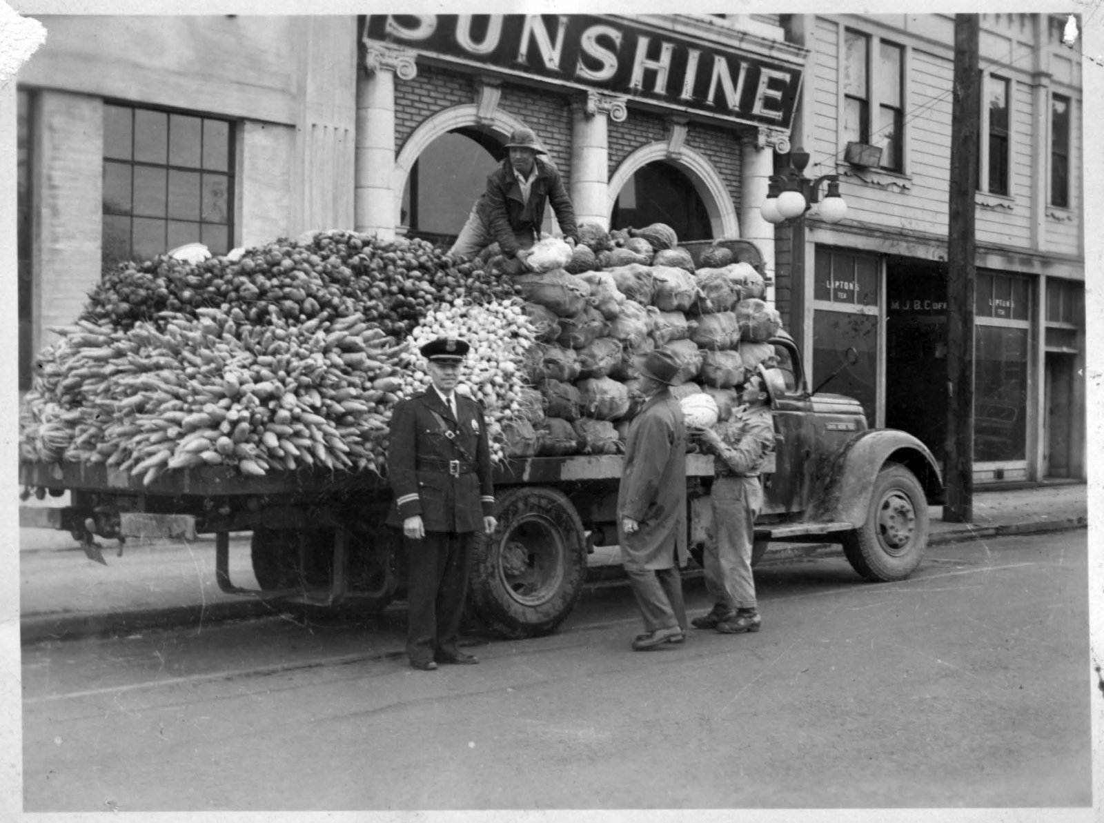 a2000-026-20-unloading-produce-at-39-n-russell-1938.jpg