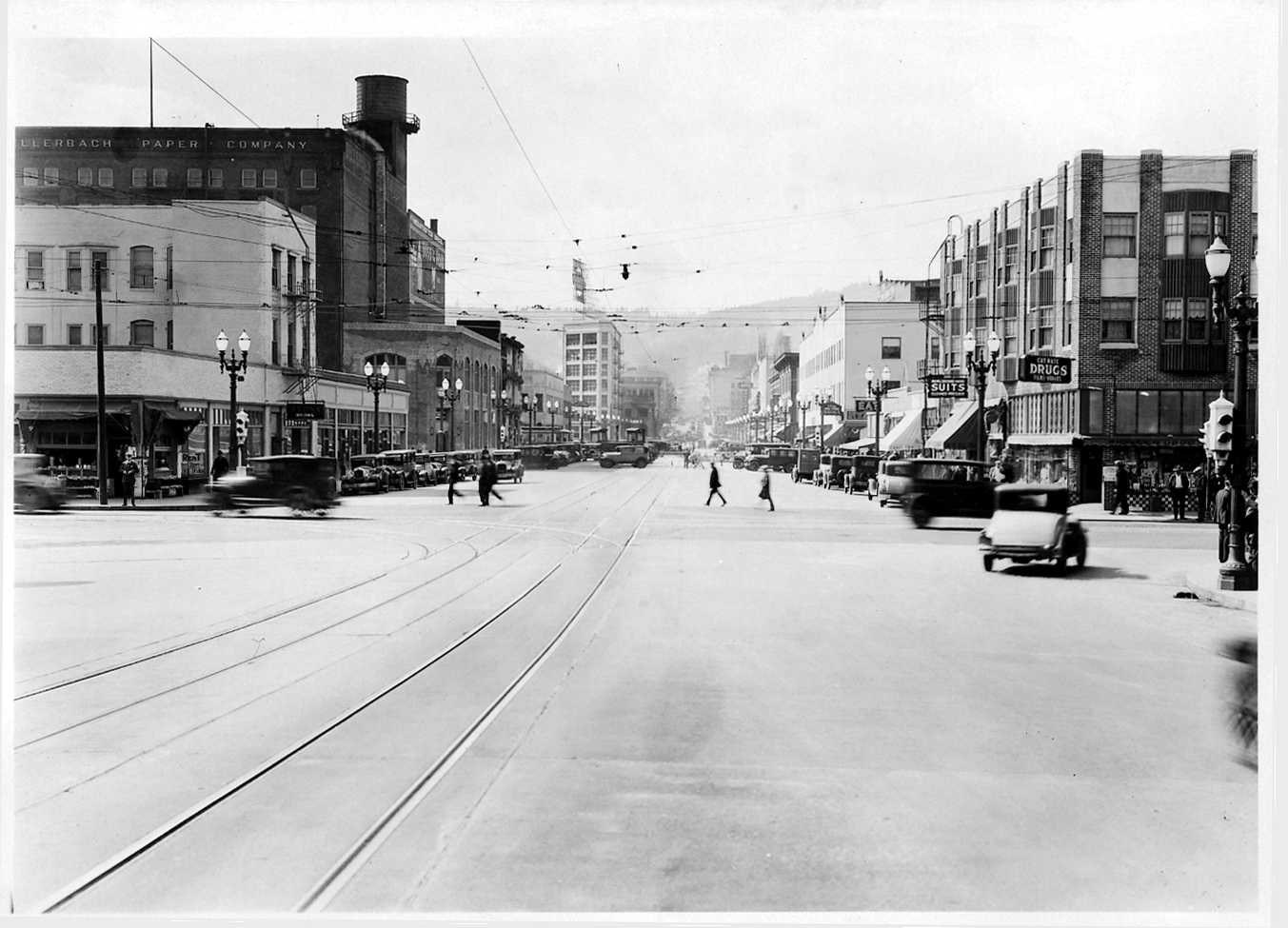 a2001-062-7-west-on-burnside-from-3rd-after-widening-1933.jpg