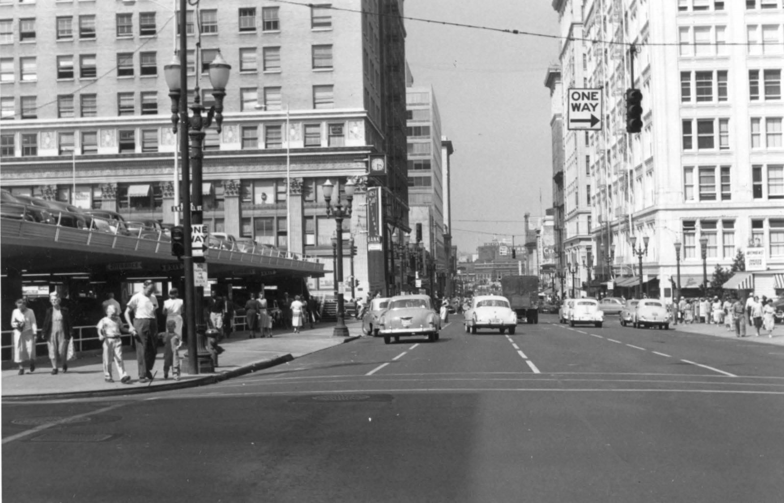 a2005-001-1067-sw-6th-ave-looking-north-from-yamhill-st-1952.jpg