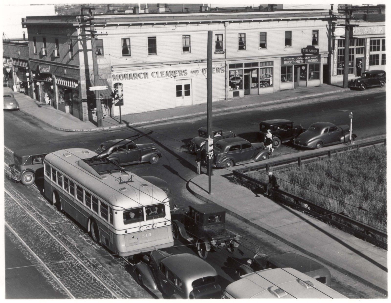 a2005-001-283-se-hawthorne-between-union-and-grand-1938.jpg