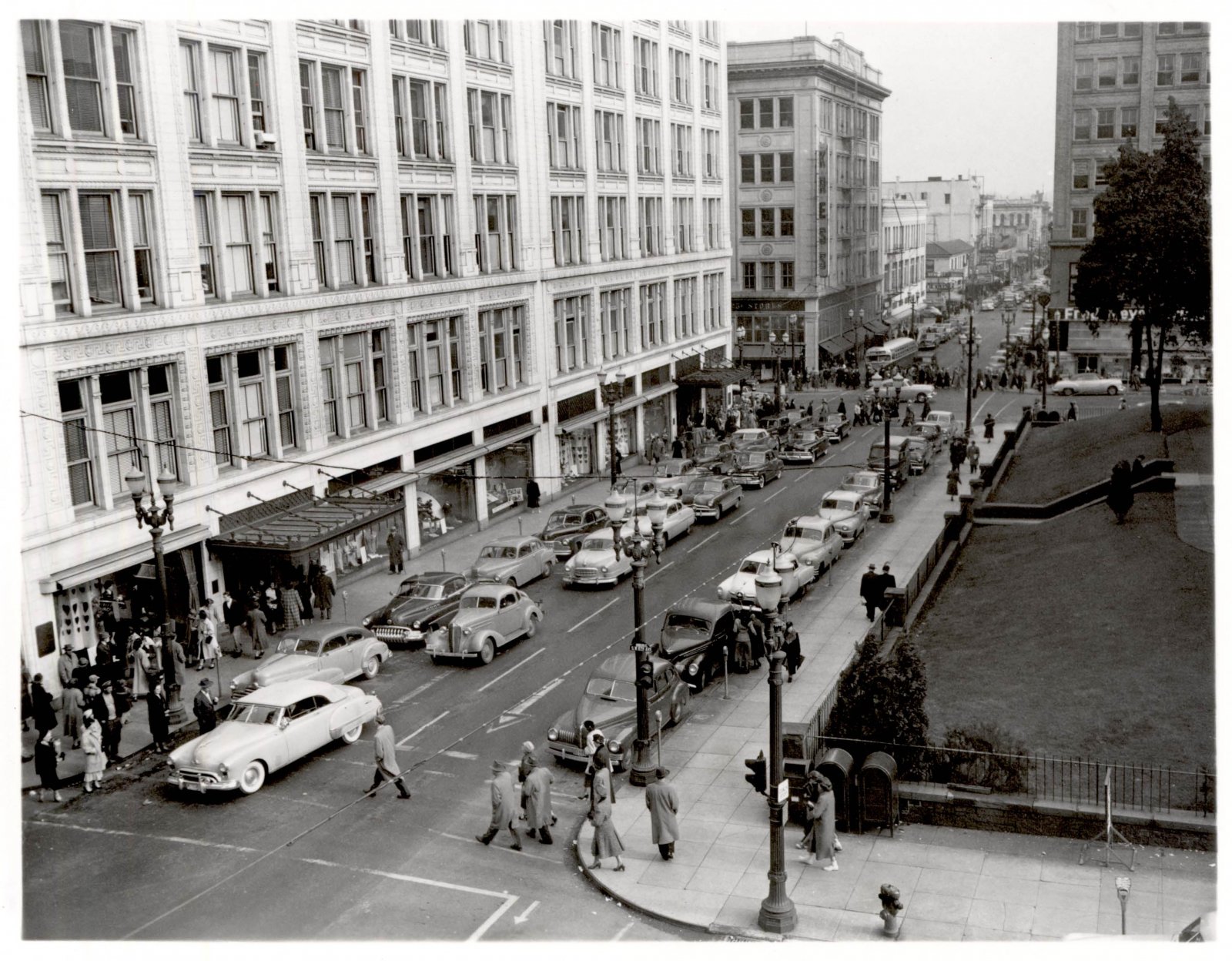 a2005-001-437-sw-morrison-and-6th-east-1949.jpg