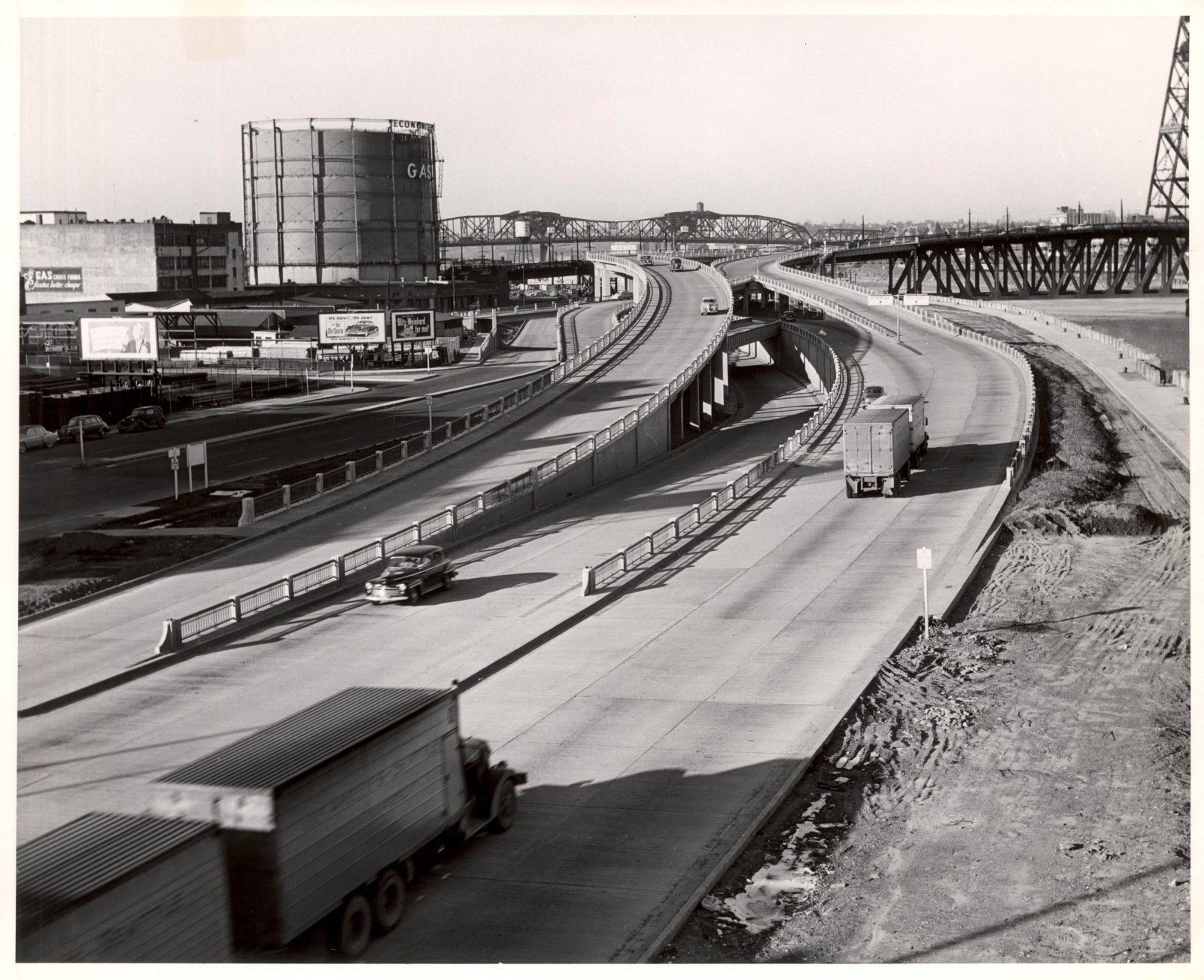 a2005-001-634-steel-bridge-approaches-from-front-ave-and-harbor-dr-c1950.jpg