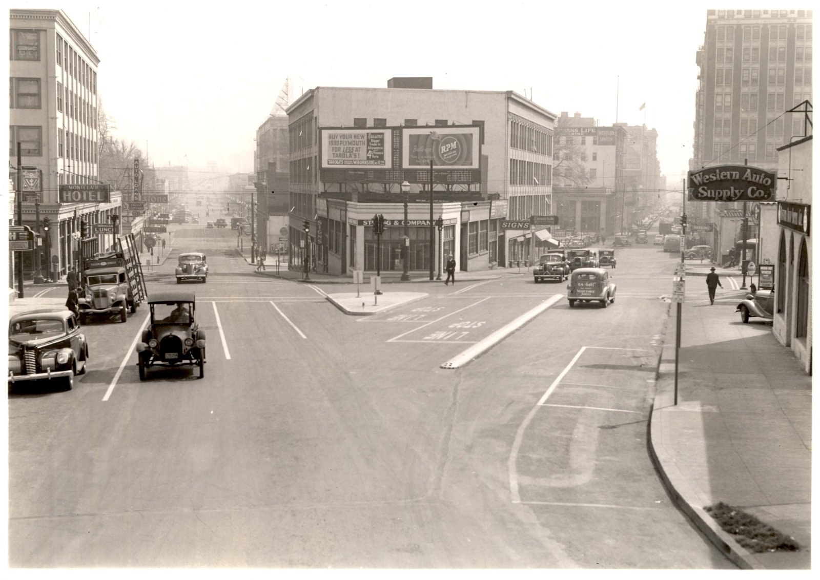 a2005-001-717-w-burnside-and-sw-oak-east-at-10th-1939.jpg