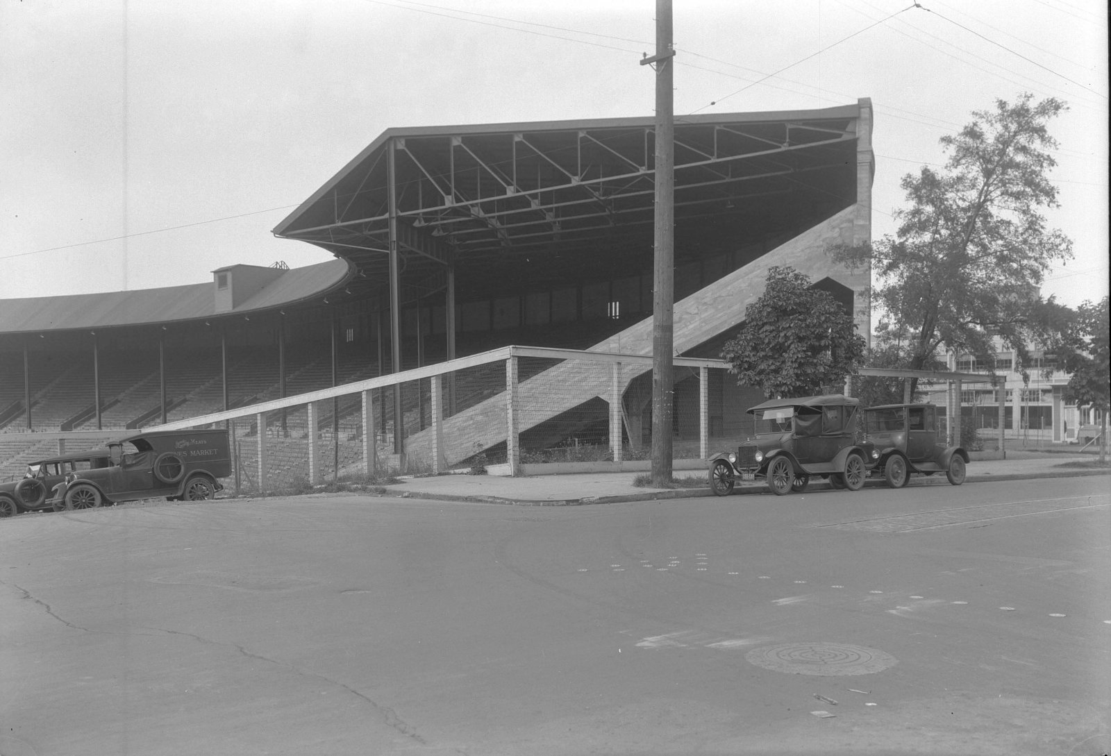 a2009-009-2249-side-of-multnomah-stadium-sw-18th-yamhill-1930.jpg
