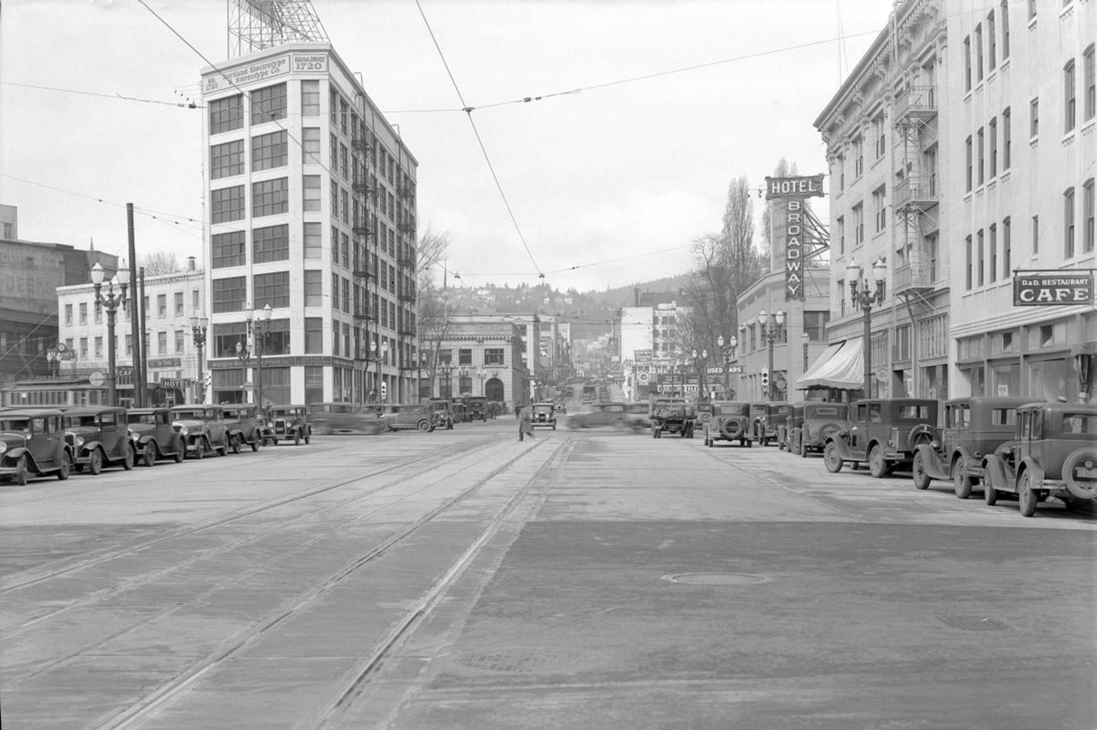 a2009-009-643-w-burnside-looking-west-from-6th-1934.jpg