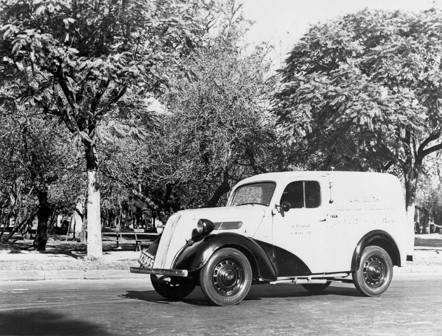 access-1948_van_in_palermo_woods_buenos_aires_neg_uk_22e13.jpg