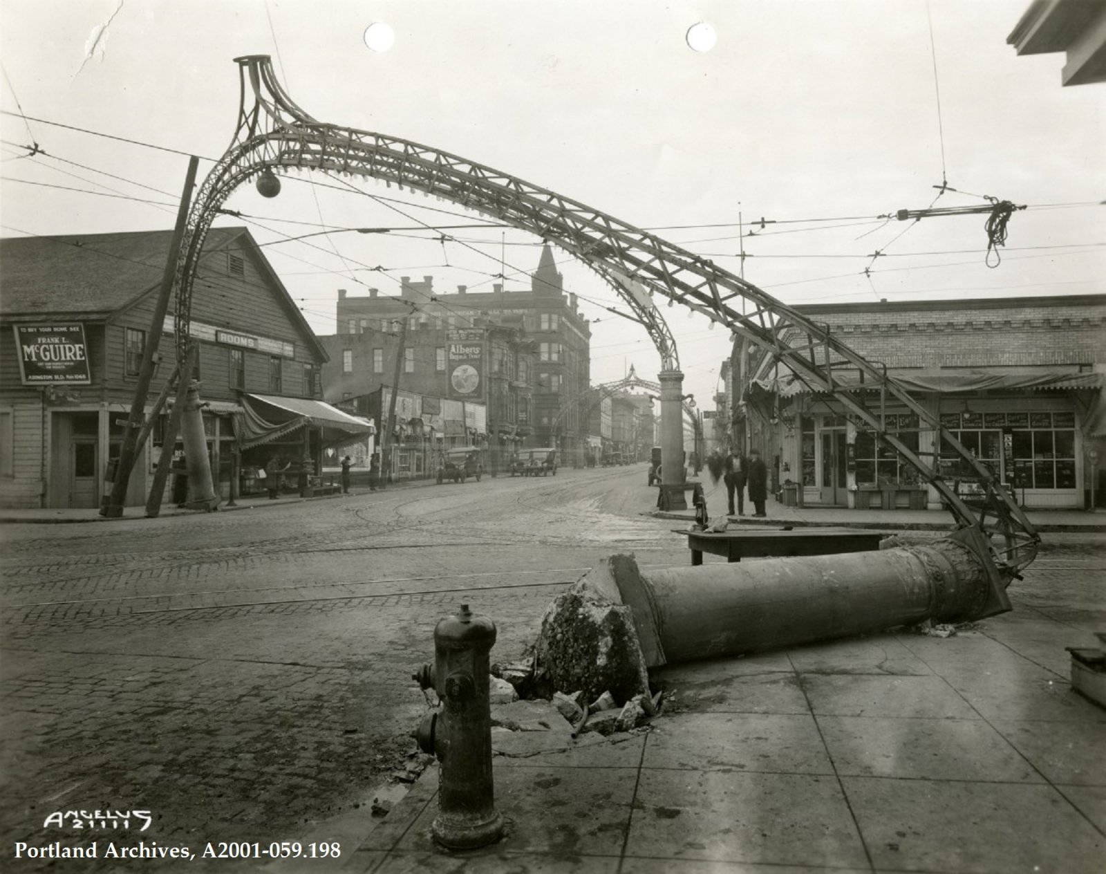 accident-involving-a-lighted-archway-on-nw-glisan.jpg