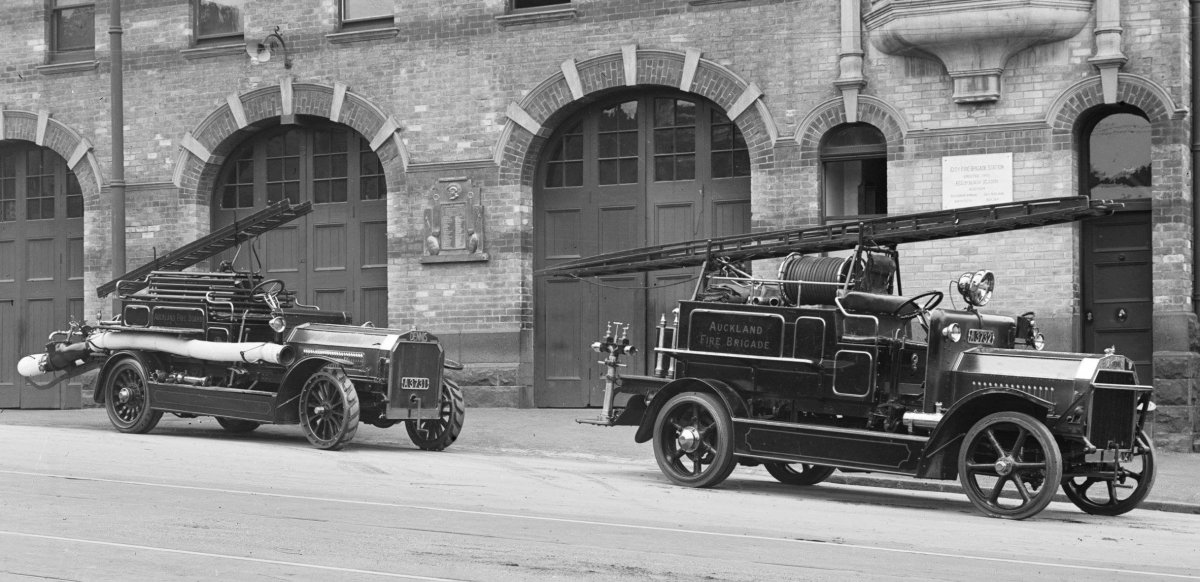 Akl fire engines c 1920.jpg