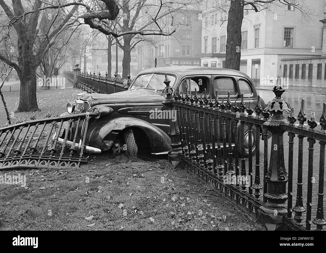 american-car-accident-about-1938-2AFAN1D.jpg