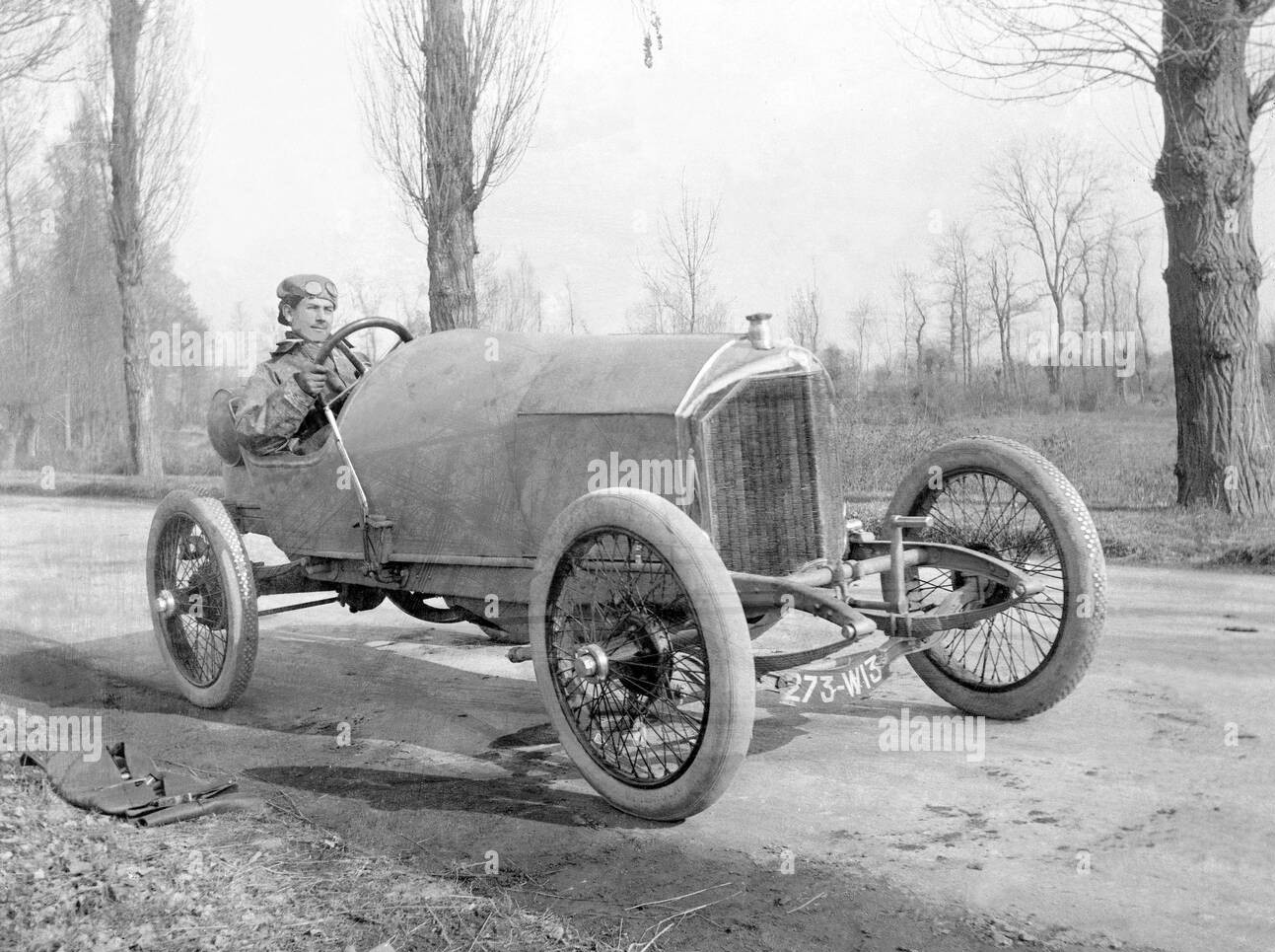 an-early-1910s-racing-car-2M9A5YN.jpg