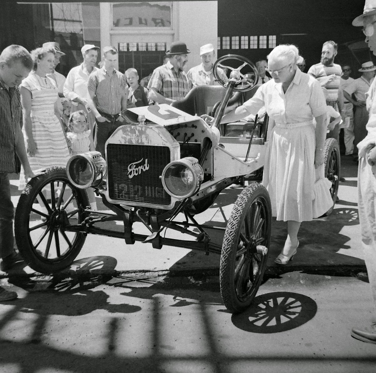 Antique Ford car visits Teague Auto, Jun 21 1959 (5).JPG