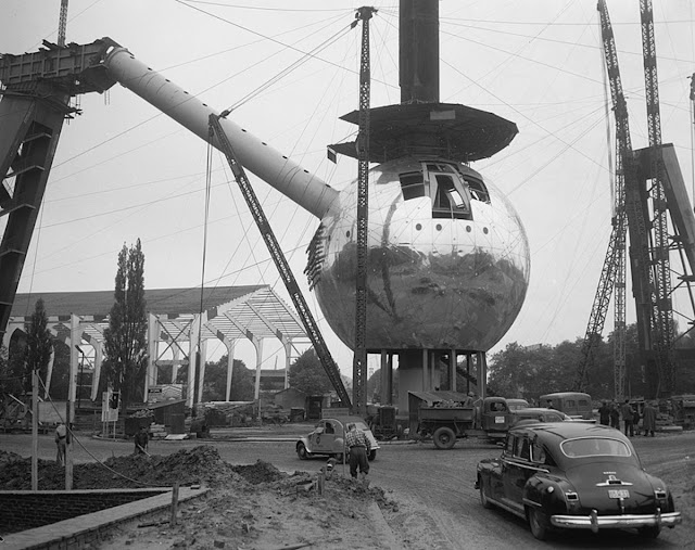 atomium-under-construction-1.jpg