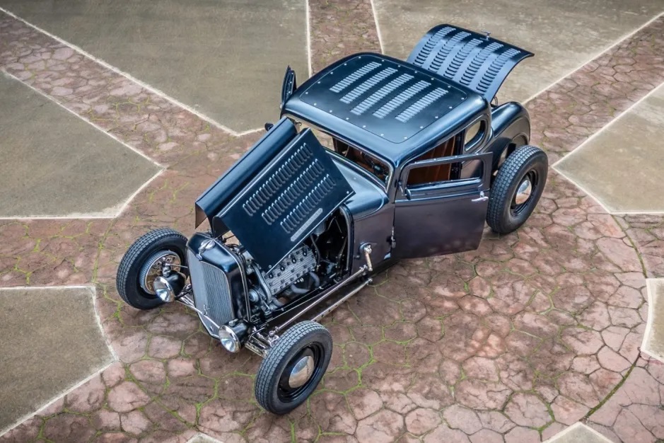 BAT - 1932 Ford 5wd Coupe by Rolling Bones.jpg