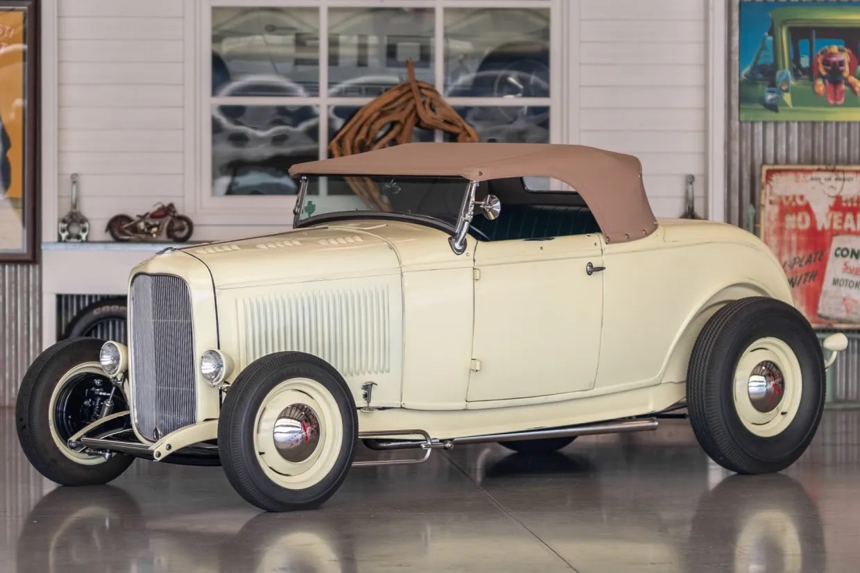 BaT - 1932 Ford Roadster with FE.jpg