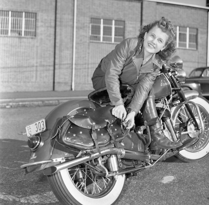 BikerBabe2.JPG