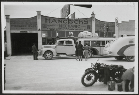 Bonds\' Buses outside Hancock\'s Garage, Kingston.jpg