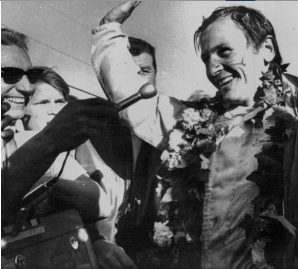 Bruce McLaren after winning the Los Angeles GP at 22 yrs in 1959.PNG