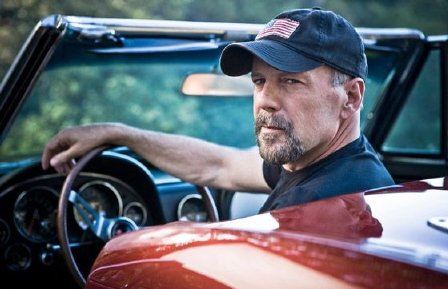 Bruce Wills in his vette.JPG
