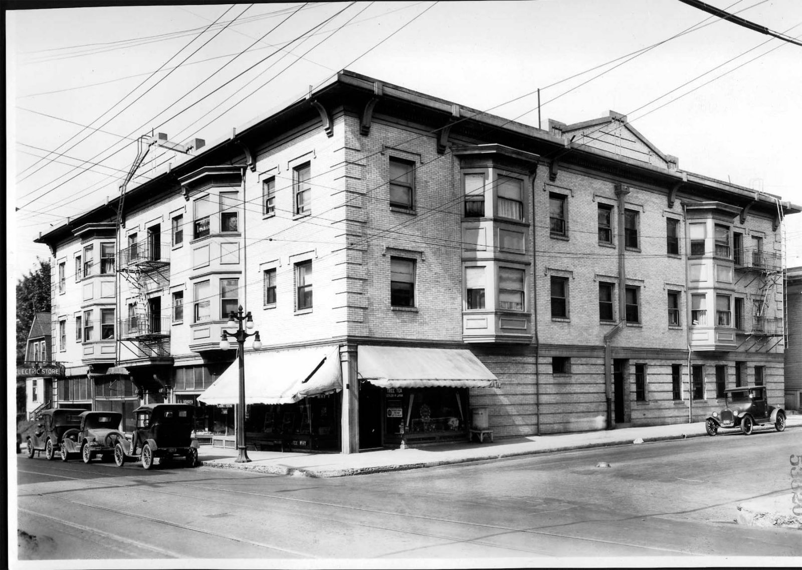 building-on-nw-corner-se-8th-and-burnside-1927.jpg