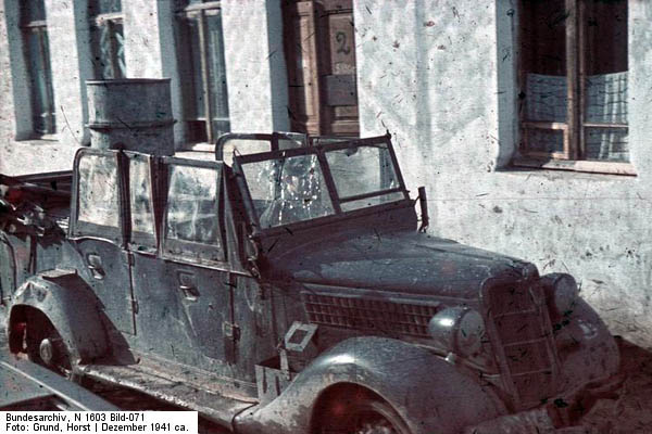 Bundesarchiv_N_1603_Bild-071-_Partisanenuberfall-_durchschossene_Autoscheibe.jpg