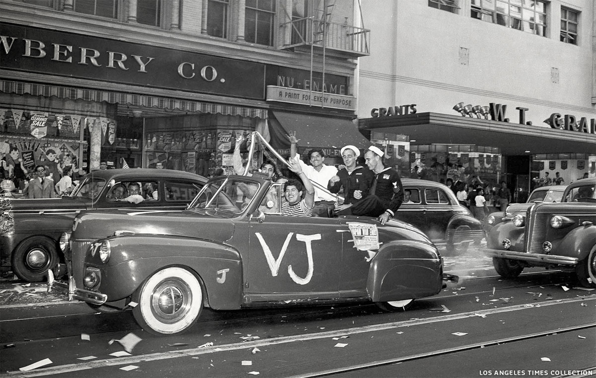 CCC-41-ford-vj-parade-Los-Angeles-aug-14-02-1.jpg