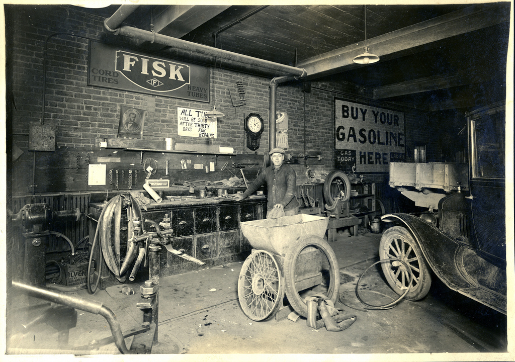 Charming-Vintage-Auto-Garage-41-In-Wow-Decorating-Home-Ideas-with-Vintage-Auto-Garage.jpg