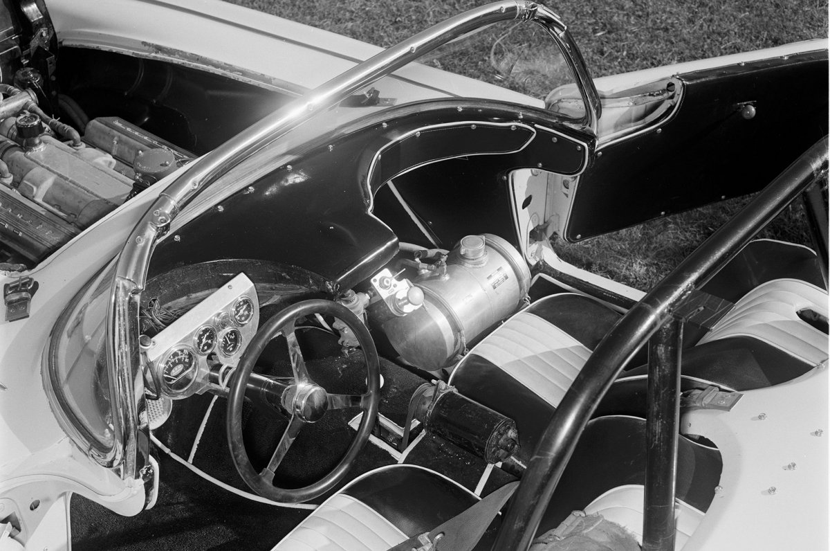 chuchua-1958-chevrolet-corvette-interior.jpg