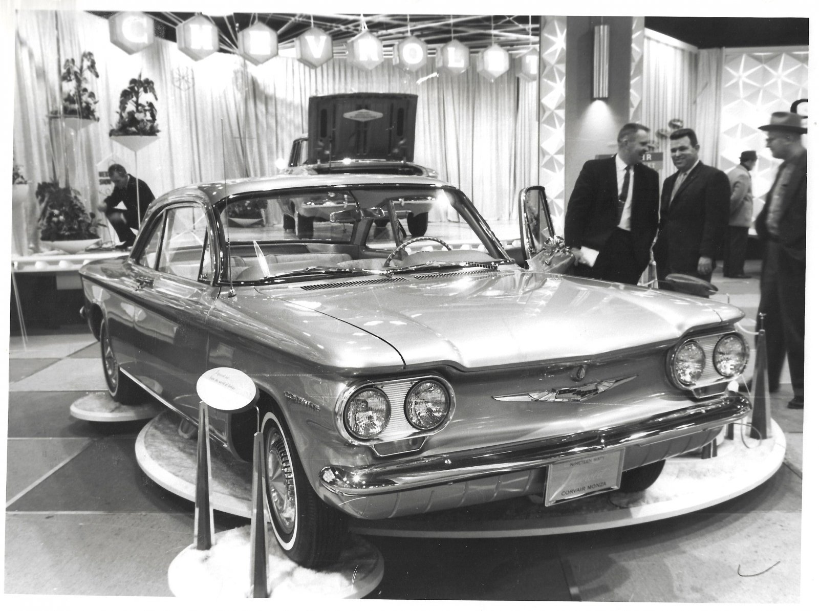 corvair Feminine Monza Chicago FORD    PHOTO 02.jpg