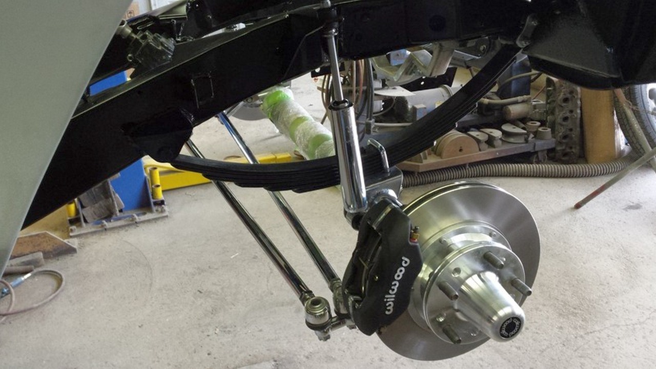 Corvette frame painted  and shocks in b.jpg