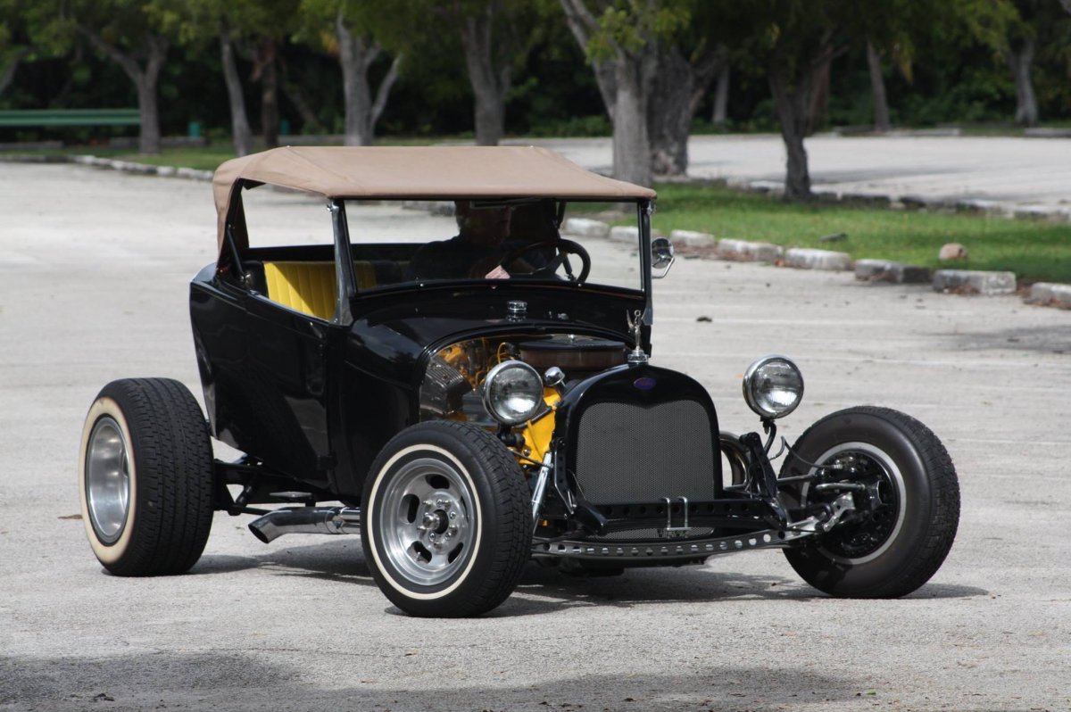 CrandonParkBeach2015Miami High picnic.jpg