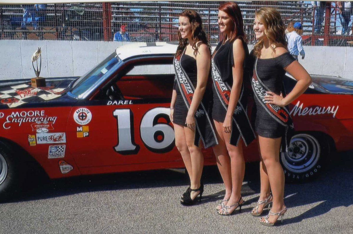 darel-dieringer-car-trophy-girls.jpg