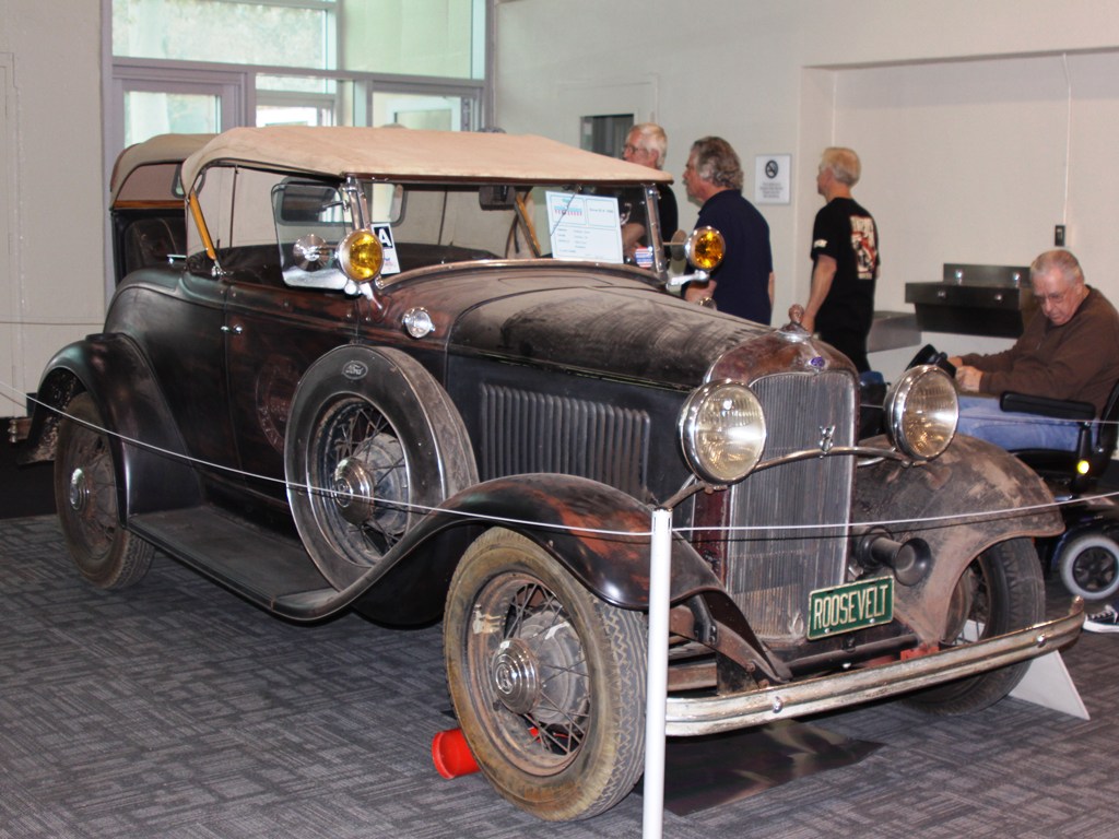 Dave Graham '32 Ford V8 DeLuxe Roadster @ '14 GNRS (Passenger 3-4 Front).JPG