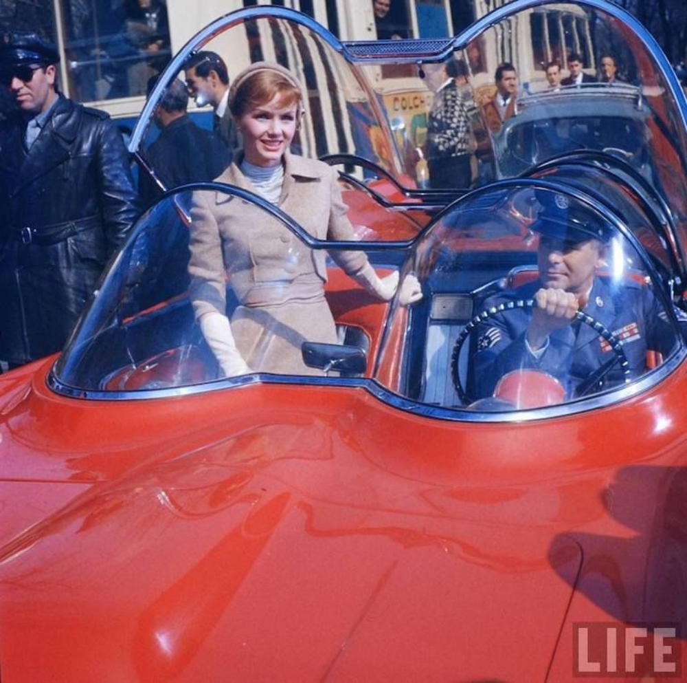 debbie-reynolds-in-lincoln-futura-3.jpg